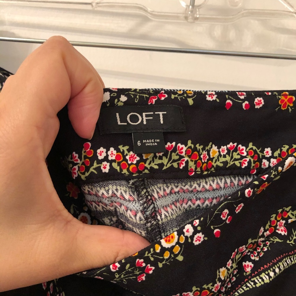 Loft Floral Ruffled Short size 6 - Picture 2 of 7